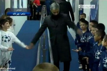 Ο Μουρίνιο έκανε “High 5” με τα παιδιά (VIDEO)