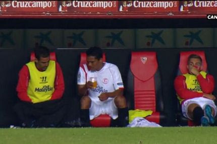 Έκανε την ανάγκη του στον πάγκο (VIDEO)