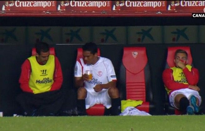 Έκανε την ανάγκη του στον πάγκο (VIDEO)