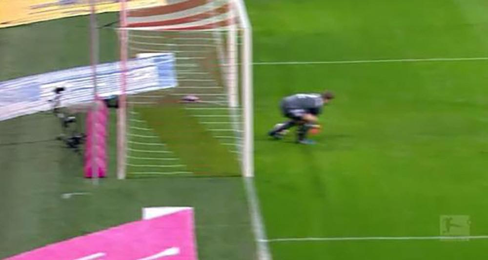 Τρομερό λάθος Νόιερ: Του έφυγε η μπάλα μέσα από τα χέρια (VIDEO)