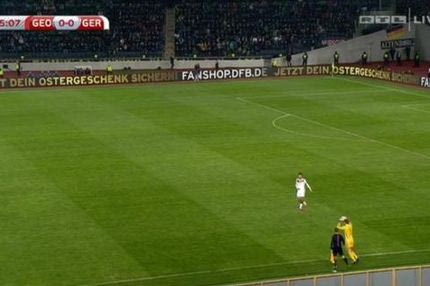 Το έκανε και αυτό: Ο Νόιερ εκτέλεσε πλάγιο (VIDEO)