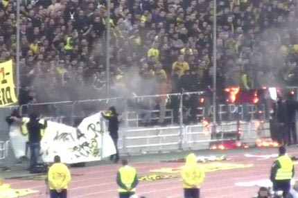 NEO VIDEO: Οπαδοί της ΑΕΚ καίνε πανό στο ταρτάν του ΟΑΚΑ
