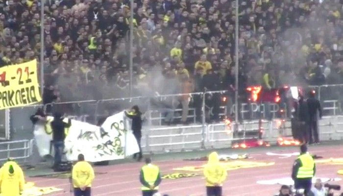 NEO VIDEO: Οπαδοί της ΑΕΚ καίνε πανό στο ταρτάν του ΟΑΚΑ
