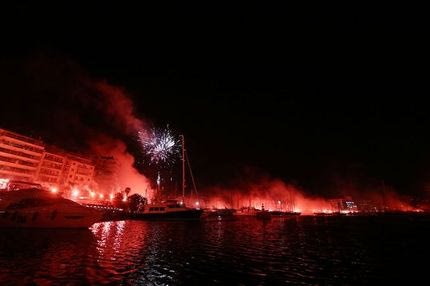 “Κοκκίνισε” ο Πειραιάς για τα 90ά γενέθλια (PHOTOS+VIDEO)