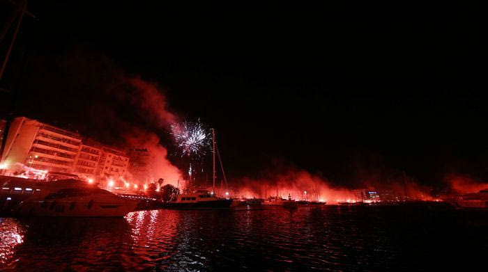 “Κοκκίνισε” ο Πειραιάς για τα 90ά γενέθλια (PHOTOS+VIDEO)