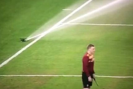 Άνοιξαν τα ποτιστικά εν ώρα αγώνα! (VIDEO)