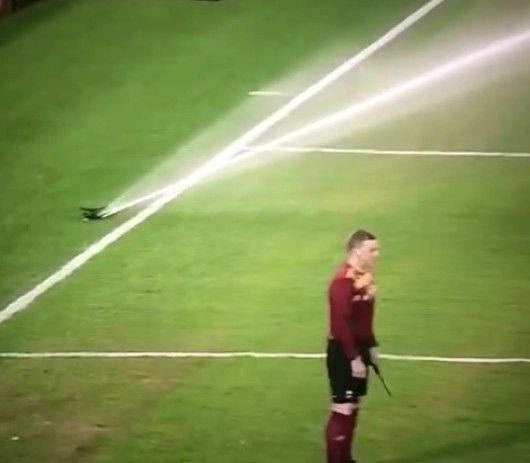 Άνοιξαν τα ποτιστικά εν ώρα αγώνα! (VIDEO)