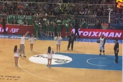 Έχασε 13.000€ για ένα καλάθι! (VIDEO)