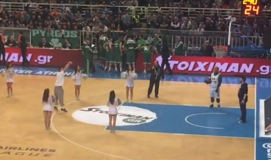 Έχασε 13.000€ για ένα καλάθι! (VIDEO)