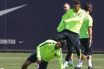 Τα πειράγματα Άλβες και Νεϊμάρ στον Σουάρες (VIDEO)