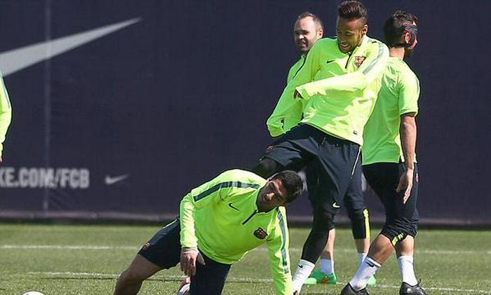 Τα πειράγματα Άλβες και Νεϊμάρ στον Σουάρες (VIDEO)