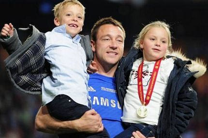 Τα παιδιά του Τέρι κοιμήθηκαν αγκαλιά με το τρόπαιο (PHOTO)