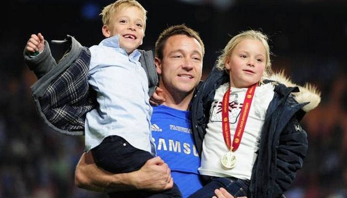 Τα παιδιά του Τέρι κοιμήθηκαν αγκαλιά με το τρόπαιο (PHOTO)