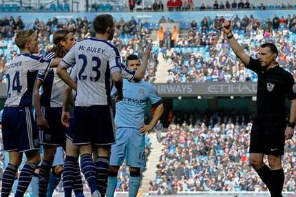 Του αφαίρεσαν την κόκκινη, την χρέωσαν σε άλλον (VIDEO)