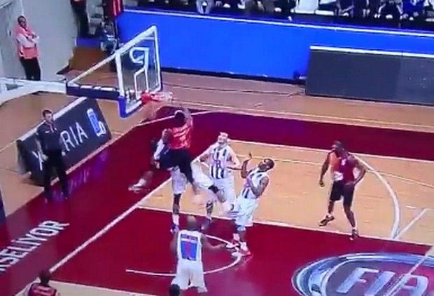 Το ασύλληπτο κάρφωμα του μασκοφόρου Κάρτερ (VIDEO)