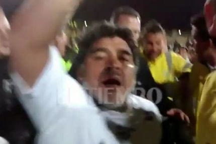 Ο Μαραντόνα χτυπά cameraman σε ματς για την ειρήνη! (VIDEOS)