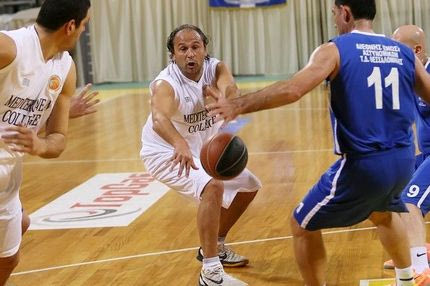 Ο Μπάνε πάτησε ξανά παρκέ και απέδειξε ότι το μπάσκετ δεν ξεχνιέται (VIDEO)