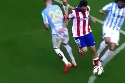 Τύφλα να ‘χει ο Μέσι: Ντρίμπλαρε πέντε αντιπάλους σε… τηλεφωνικό θάλαμο (VIDEO)