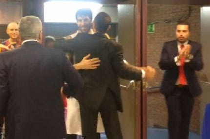 Η αγκαλιά του Αγγελόπουλου στον Πρίντεζη (VIDEO)