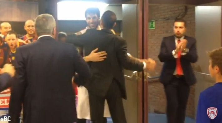 Η αγκαλιά του Αγγελόπουλου στον Πρίντεζη (VIDEO)