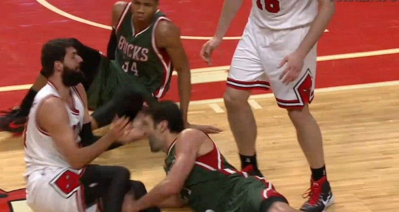 Αγκωνιά του Πατσούλια στον Μίροτιτς, τους χώρισε ο Giannis (VIDEOS)