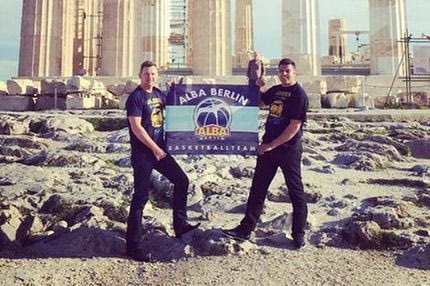 Στην Ακρόπολη η σημαία της Άλμπα