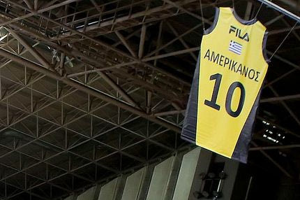 ΑΘΑΝΑΤΟΣ: Στον ουρανό του ΟΑΚΑ η φανέλα του Γιώργου Αμερικάνου (VIDEOS+PHOTOS)