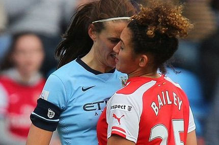 Κουτουλιά και αποβολή σε γυναικείο ποδόσφαιρο! (VIDEO)