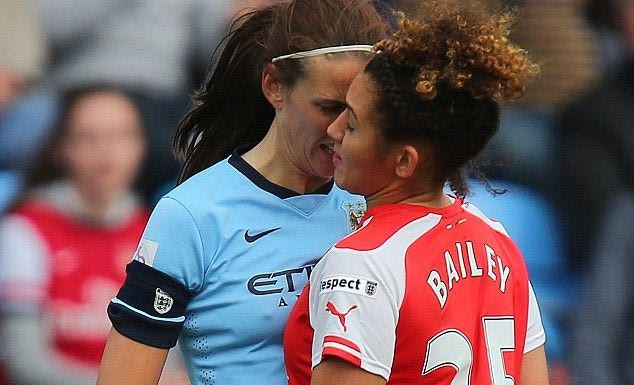 Κουτουλιά και αποβολή σε γυναικείο ποδόσφαιρο! (VIDEO)