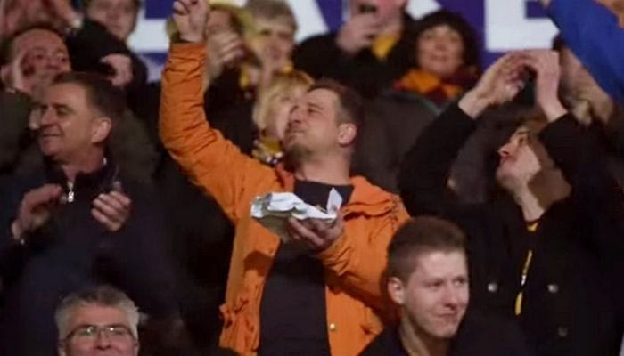 ΕΠΙΚΟ σύνθημα για μία… πίτα από τους οπαδούς της Μπράντφορντ (VIDEO)