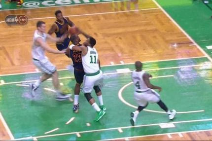 “Γκρέμισε” τον Λεμπρόν ο Τέρνερ (VIDEO)