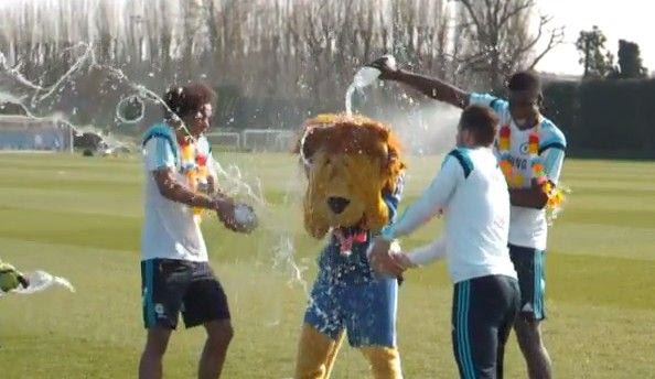 Μπουγελώθηκαν οι παίκτες της Τσέλσι (VIDEO)