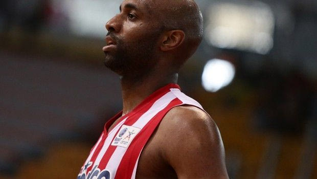 Μπουνιά του Κόλινς σε αντίπαλό του για ρατσιστική επίθεση (VIDEO)