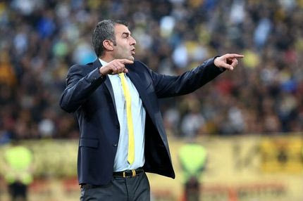 Δύο χρόνια “Τράι” με… σακάκι και κίτρινη γραβάτα!