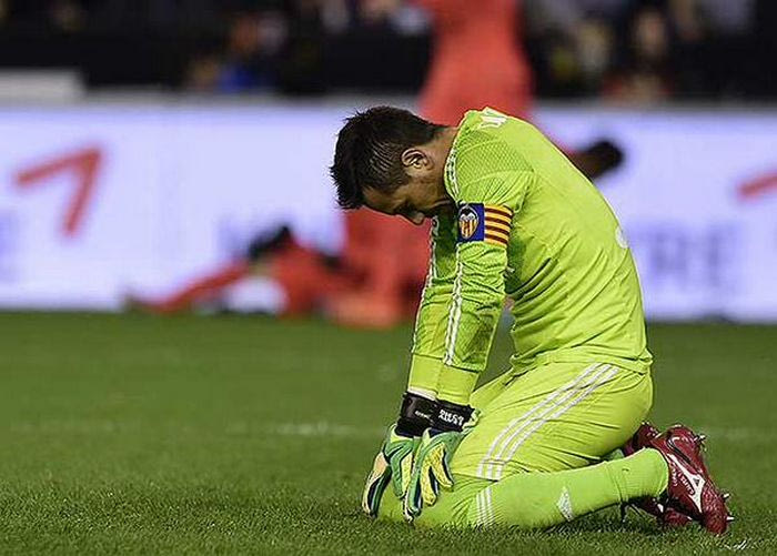 Του έφυγε η μπάλα μέσα από τα χέρια (VIDEO)