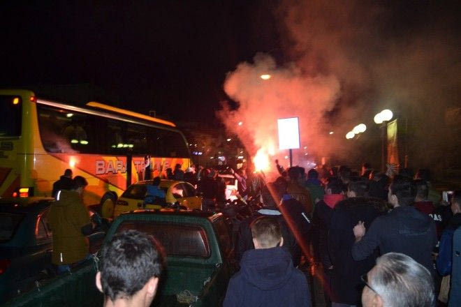 Τρομερή υποδοχή στους παίκτες της ΑΕΛ (PHOTOS+VIDEO)