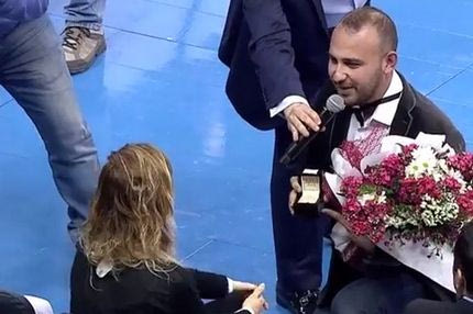 Πήγε γήπεδο, ντύθηκε γαμπρός και έδωσε δαχτυλίδι (VIDEO)