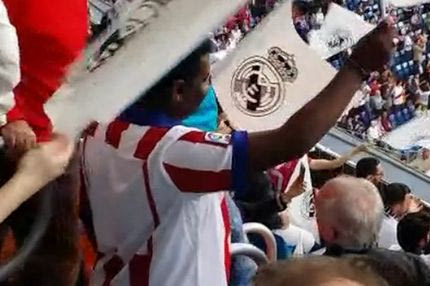 Φορούσε φανέλα της Ατλέτικο και κρατούσε σημαιάκι της Ρεάλ (VIDEO)