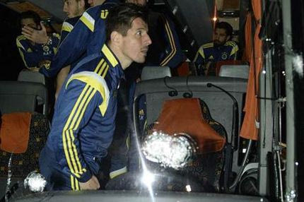 ΣΟΚ! Ένοπλη επίθεση στο πούλμαν της Φενέρμπαχτσε (PHOTOS+VIDEO)