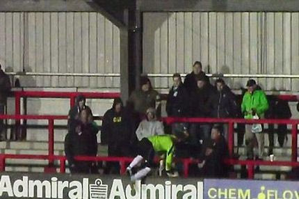 Εισέβαλε στην εξέδρα και το “πλήρωσε” ακριβά (VIDEO)