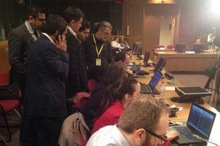 Οι Έλληνες δημοσιογράφοι έβλεπαν τον… Ολυμπιακό στη Σύνοδο Κορυφής (PHOTO)