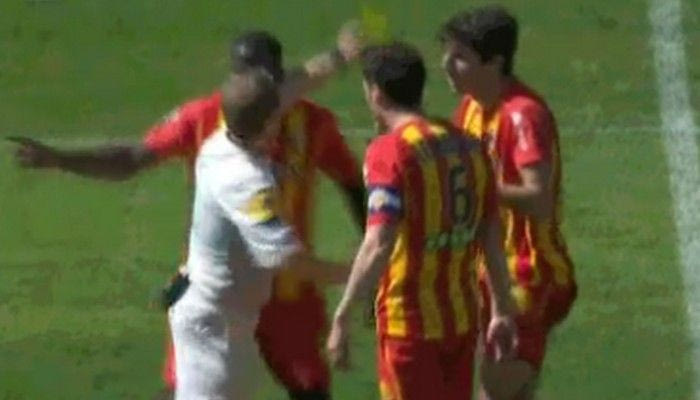 Αγκωνιά διαιτητή σε ποδοσφαιριστή που διαμαρτυρήθηκε (VIDEO)