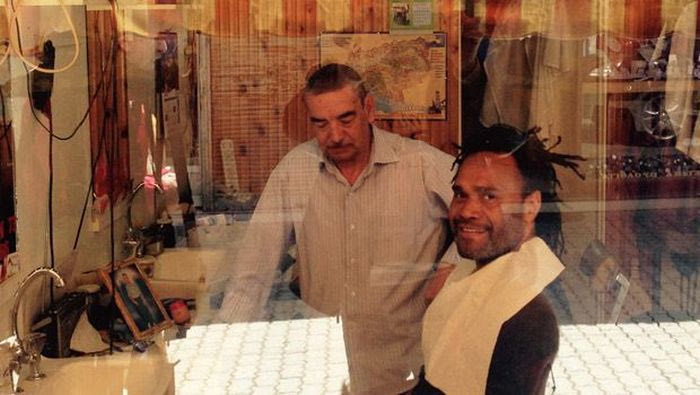 Ξύρισαν τον Καρεμπέ στην Κομοτηνή (PHOTO)