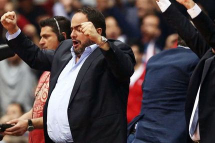 Ο πανηγυρισμός Μαρινάκη στο τρίποντο Μάντζαρη (VIDEO)