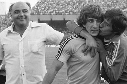 “Κι αν το κασκόλ στο λαιμό έχει παλιώσει”