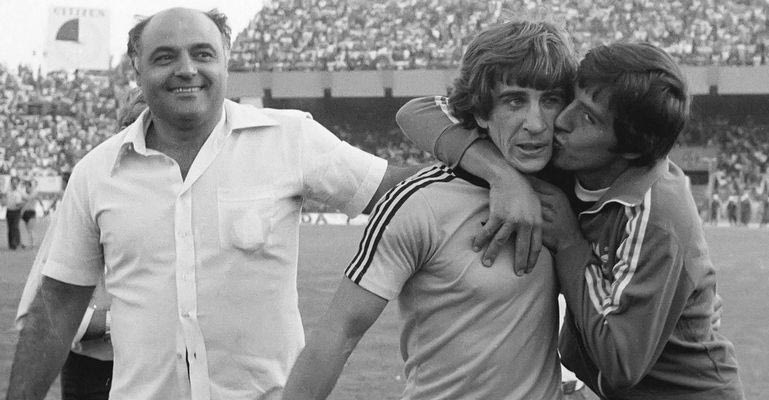 “Κι αν το κασκόλ στο λαιμό έχει παλιώσει”