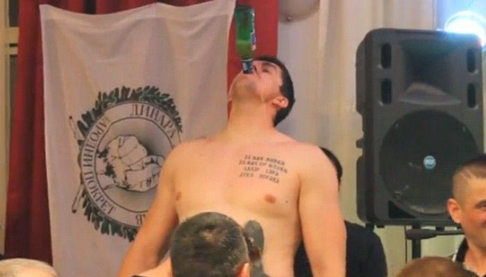 Το “γλέντι” του Ντάρκο Μίλιτσιτς: ημίγυμνος και μεθυσμένος (VIDEO)