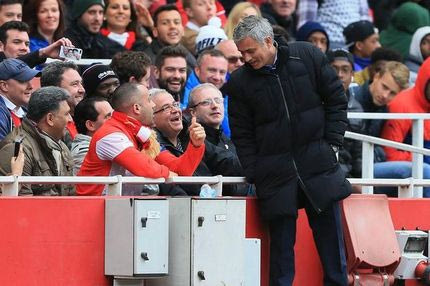 Όταν ο Μουρίνιο έπιασε κουβεντούλα με οπαδό της Άρσεναλ εν ώρα αγώνα (PHOTOS)