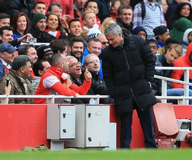 Όταν ο Μουρίνιο έπιασε κουβεντούλα με οπαδό της Άρσεναλ εν ώρα αγώνα (PHOTOS)