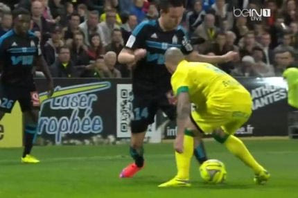 Μαγική ντρίμπλα αλά Ροναλντίνιο (VIDEO)